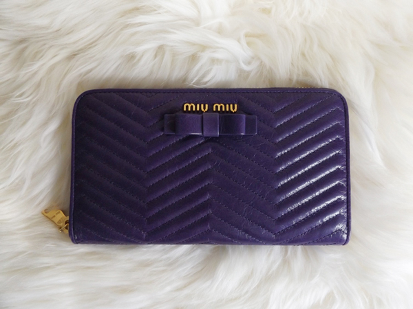 2017新作入荷 MIU MIU*可愛いミュウミュウスーパーコピー リボン付キルティング*ラウンド財布 VIOLA 5M0506